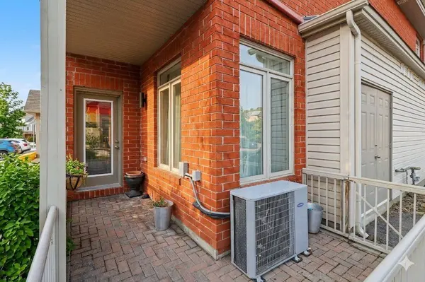 300 Meilleur Private #B, Vanier And Kingsview Park, ON K1L 0A2