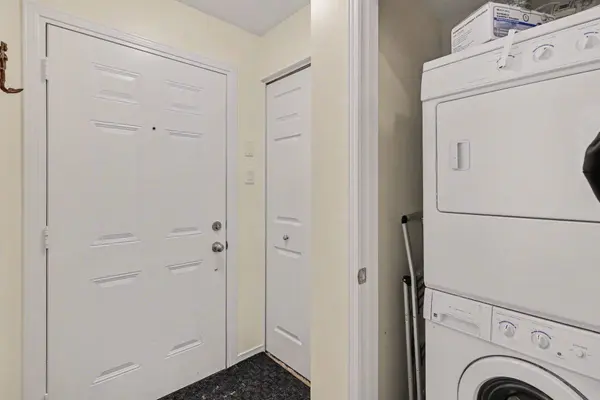300 Meilleur Private #B, Vanier And Kingsview Park, ON K1L 0A2