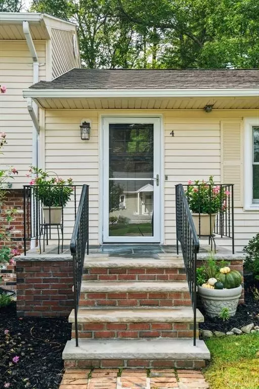 4 Oakhurst Ave, Ipswich, MA 01938