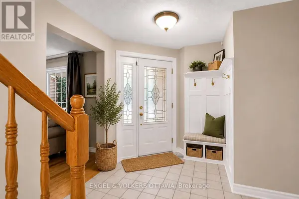 28 WEYBRIDGE DRIVE, Ottawa, ON K2J2Z7