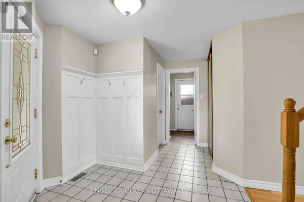 28 WEYBRIDGE DRIVE, Ottawa, ON K2J2Z7