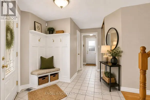 28 WEYBRIDGE DRIVE, Ottawa, ON K2J2Z7