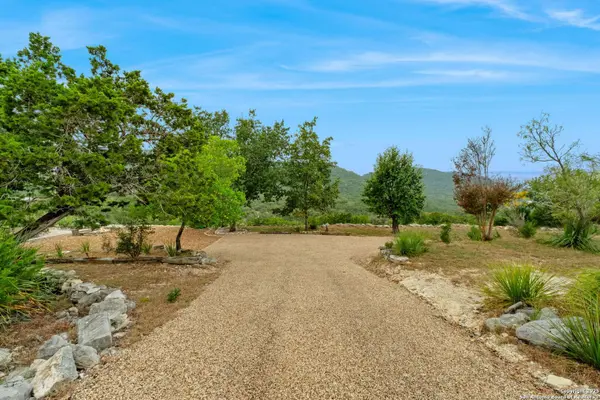 411 Valley View, Pipe Creek, TX 78063