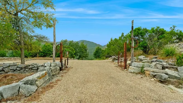 411 Valley View, Pipe Creek, TX 78063