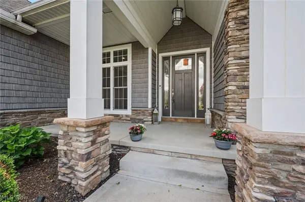 11819 Dorena CIR NW, Uniontown, OH 44685