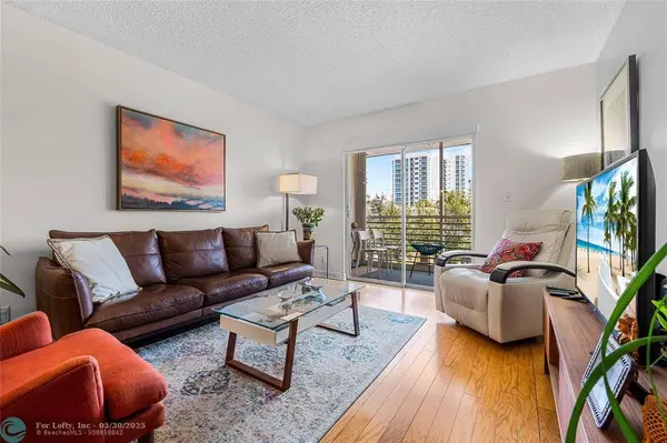 3216 SE 8th St  #303, Pompano Beach, FL 33062