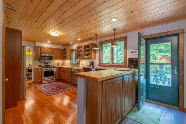 181 Whiteface Inn LN, Lake Placid, NY 12946