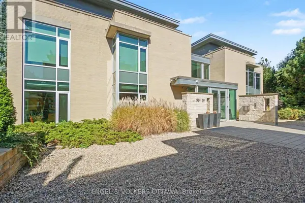 31 First AVE #104, Ottawa, ON K1S2G1