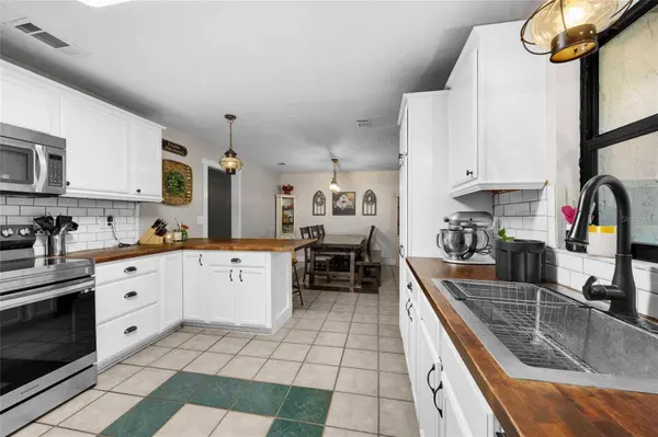 18831 SW 13TH AVE, Newberry, FL 32669