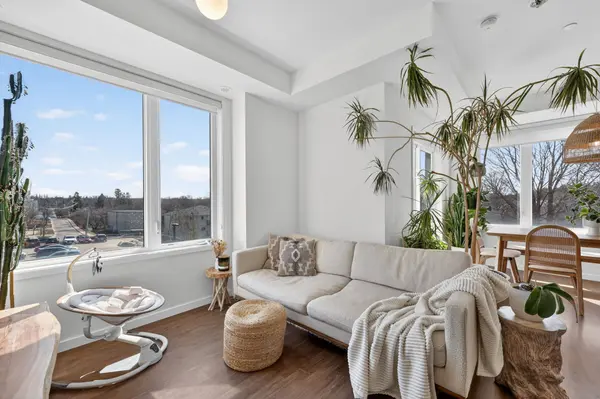 300 Alex Gardner CIR #42, Aurora, ON L4G 3G5