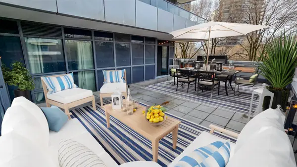 2220 Lake Shore BLVD W #302