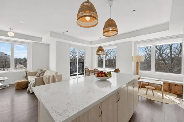 300 Alex Gardner CIR #42, Aurora, ON L4G 3G5