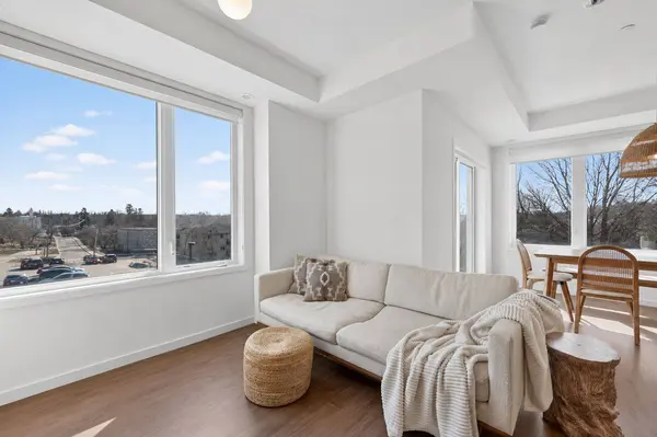 300 Alex Gardner CIR #42, Aurora, ON L4G 3G5