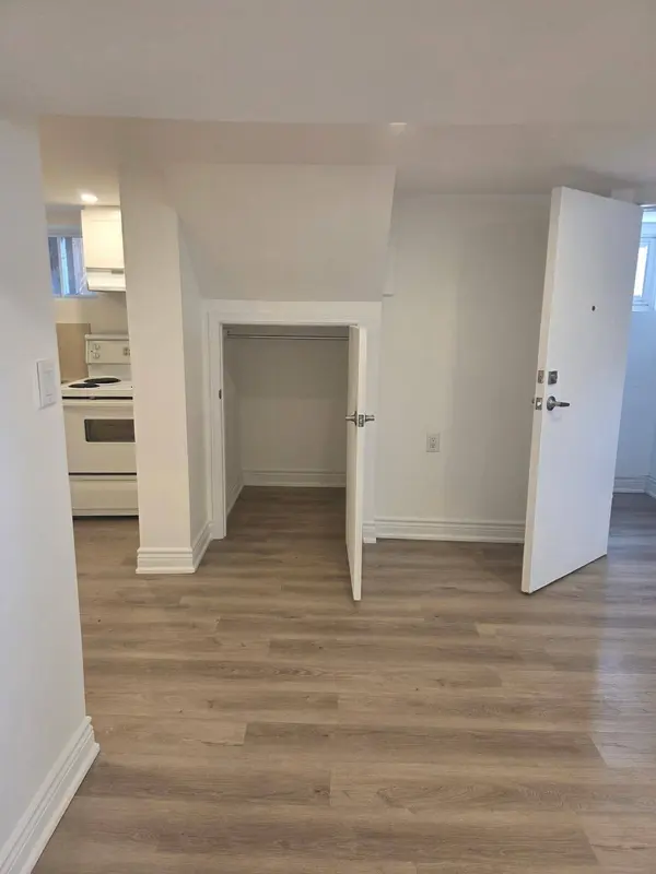 37 Newbury DR #Basement, Newmarket, ON L3Y 4P9