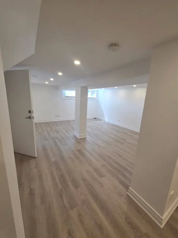 37 Newbury DR #Basement, Newmarket, ON L3Y 4P9
