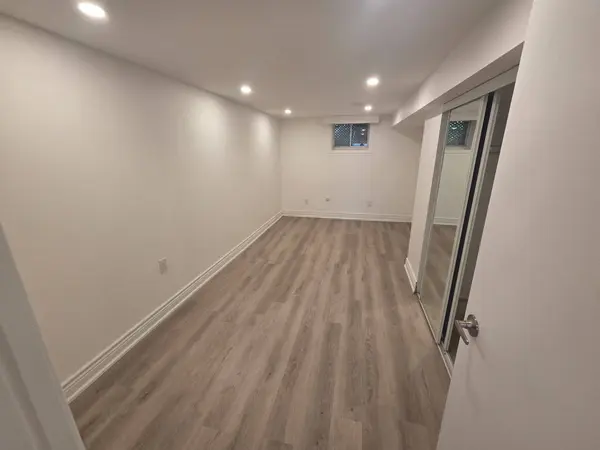 37 Newbury DR #Basement, Newmarket, ON L3Y 4P9