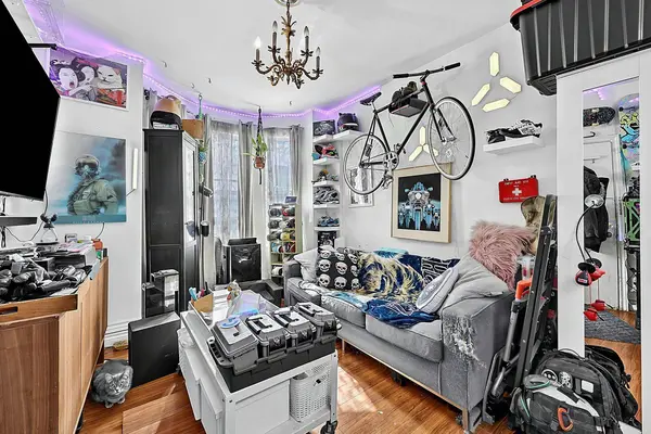 1242 College ST, Toronto C01, ON M6H 1C2
