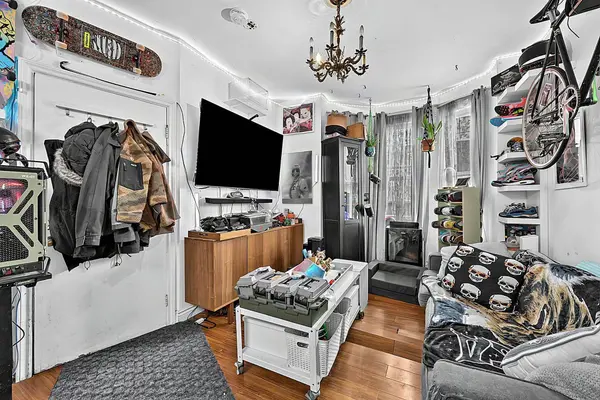 1242 College ST, Toronto C01, ON M6H 1C2
