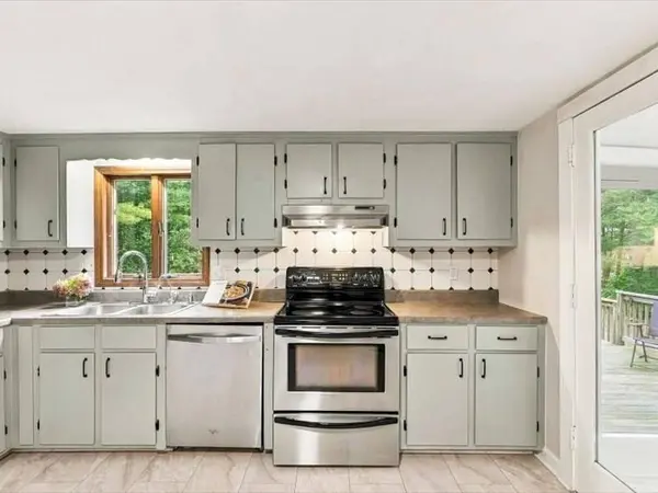 109 Pleasant St, Plympton, MA 02367