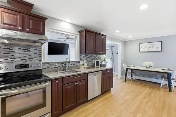 18 Erhardt Ter, Methuen, MA 01844