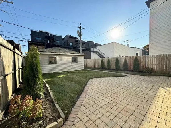 2413 W Belden AVE, Chicago, IL 60647