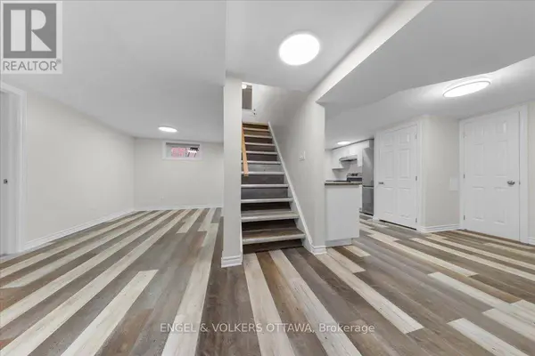 616 Browning AVE #B, Ottawa, ON K1G0T9