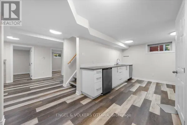 616 Browning AVE #B, Ottawa, ON K1G0T9