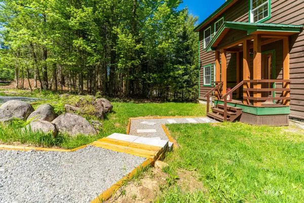 42 Whiteface LN, Bloomingdale, NY 12913