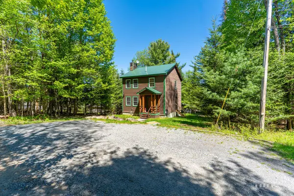 42 Whiteface LN, Bloomingdale, NY 12913
