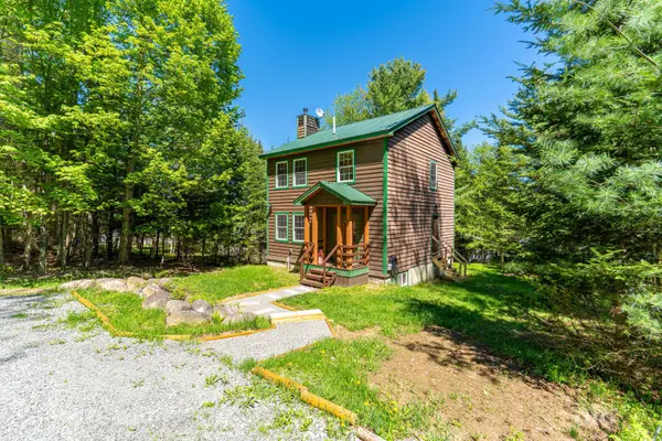 42 Whiteface LN, Bloomingdale, NY 12913