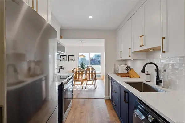 2535 Cadboro Bay Rd ##302, Oak Bay, BC V8R 5J1