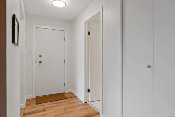 2535 Cadboro Bay Rd ##302, Oak Bay, BC V8R 5J1