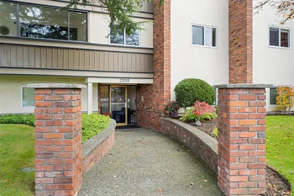 2535 Cadboro Bay Rd ##302, Oak Bay, BC V8R 5J1