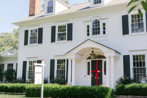 EV-bow-front-door-sign