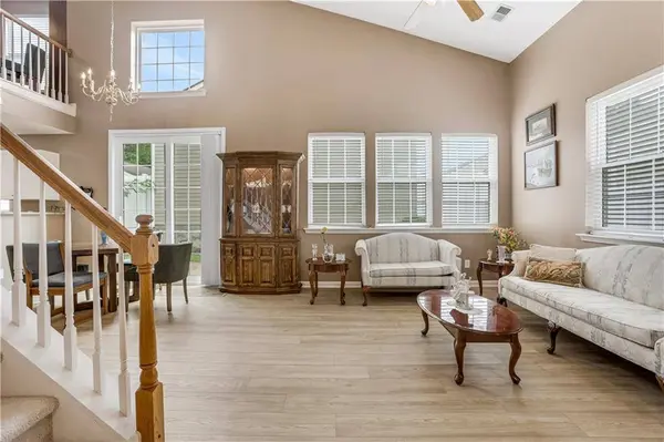 141 W Oaks PL, Woodstock, GA 30188