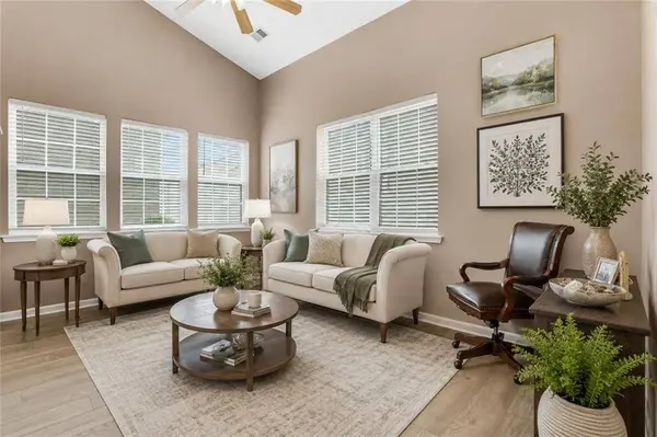 141 W Oaks PL, Woodstock, GA 30188