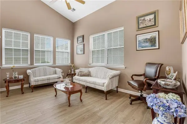 141 W Oaks PL, Woodstock, GA 30188