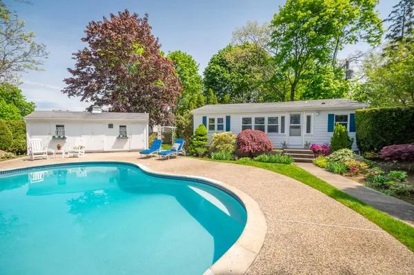 8 Atlantic Rd, Gloucester, MA 01930-3206