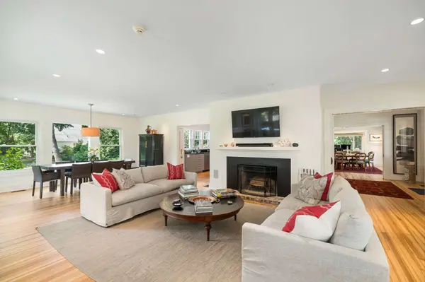 8 Brier Rd, Gloucester, MA 01930-3216