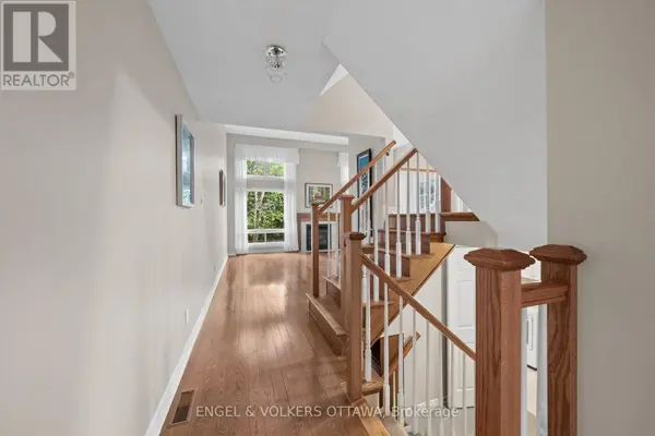 44 DUNBARTON COURT, Ottawa, ON K1K4L4