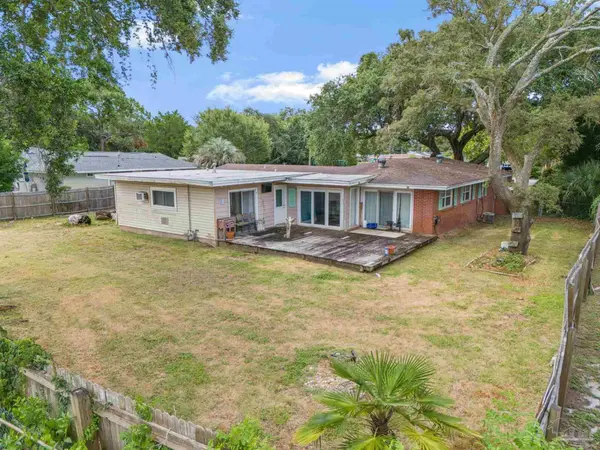 416 Norwich Dr, Gulf Breeze, FL 32561