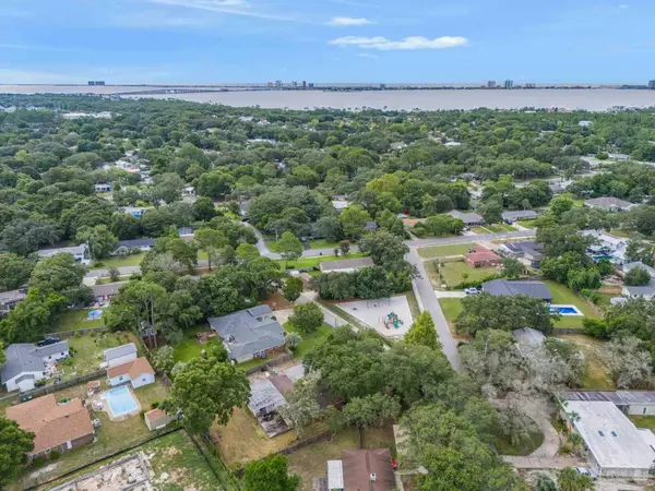 416 Norwich Dr, Gulf Breeze, FL 32561