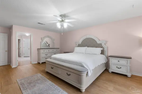 8335 Onich Dr, Navarre, FL 32566