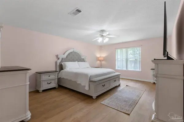 8335 Onich Dr, Navarre, FL 32566