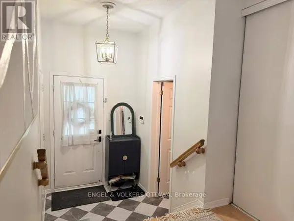 124 LANDOVER CRESCENT, Ottawa, ON K2M2W2