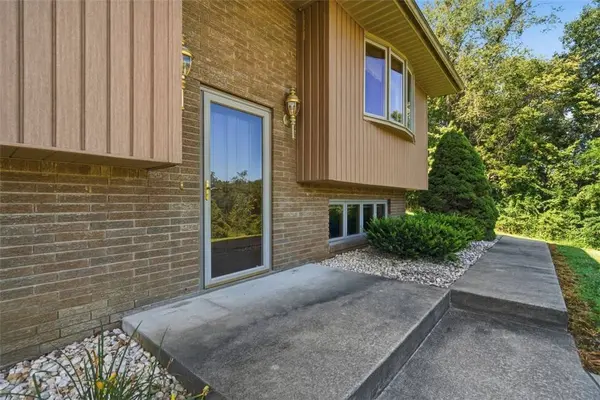 62 Chippewa Rd, Bentleyville, PA 15314