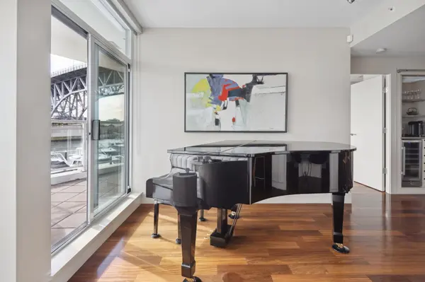 628 Kinghorne Mews #202, Vancouver, BC V6Z 3H6