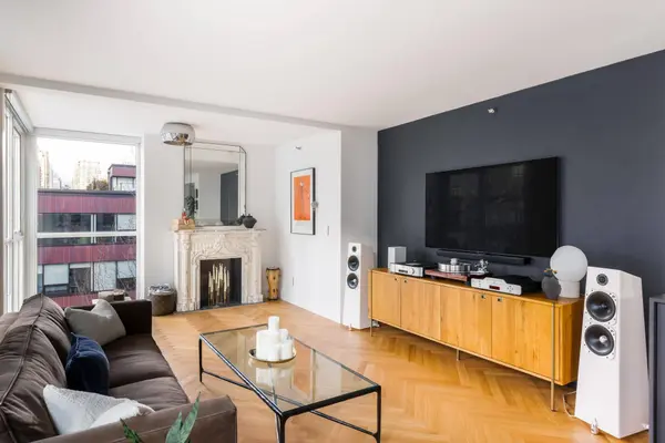 1318 Homer ST #806, Vancouver, BC V6B 6A7