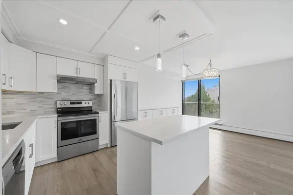 1745 Esquimalt AVE #802, West Vancouver, BC V7V 1R7