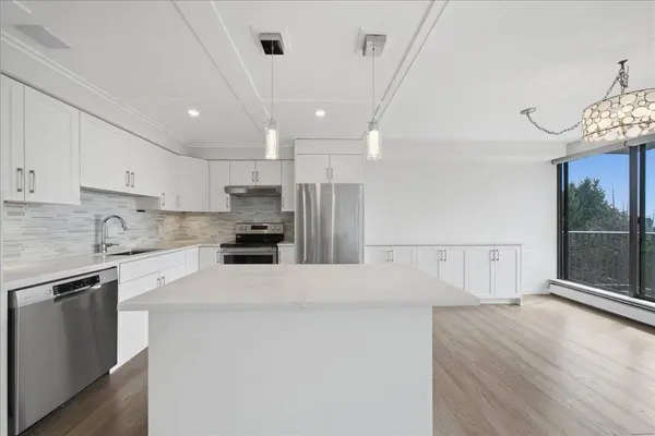 1745 Esquimalt AVE #802, West Vancouver, BC V7V 1R7